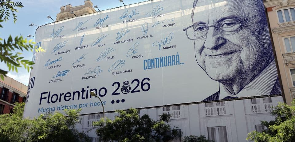 Gran cartel de Florentino Pérez con firmas de jugadores