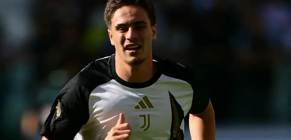 Jugador de Juventus corriendo en el campo de entrenamiento
