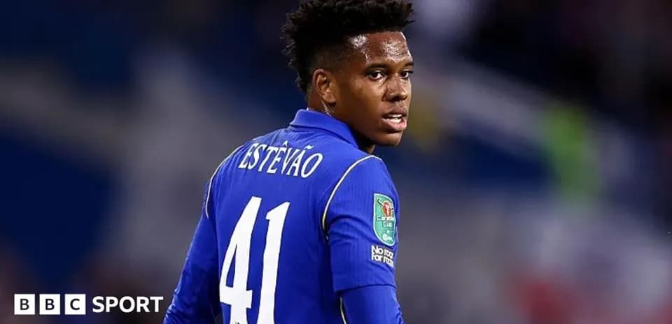 Jugador con camiseta azul durante partido de fútbol