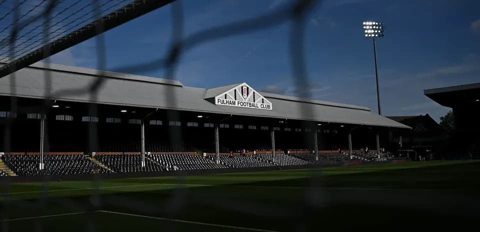 Estadio de Fulham con gradas vacías y portería