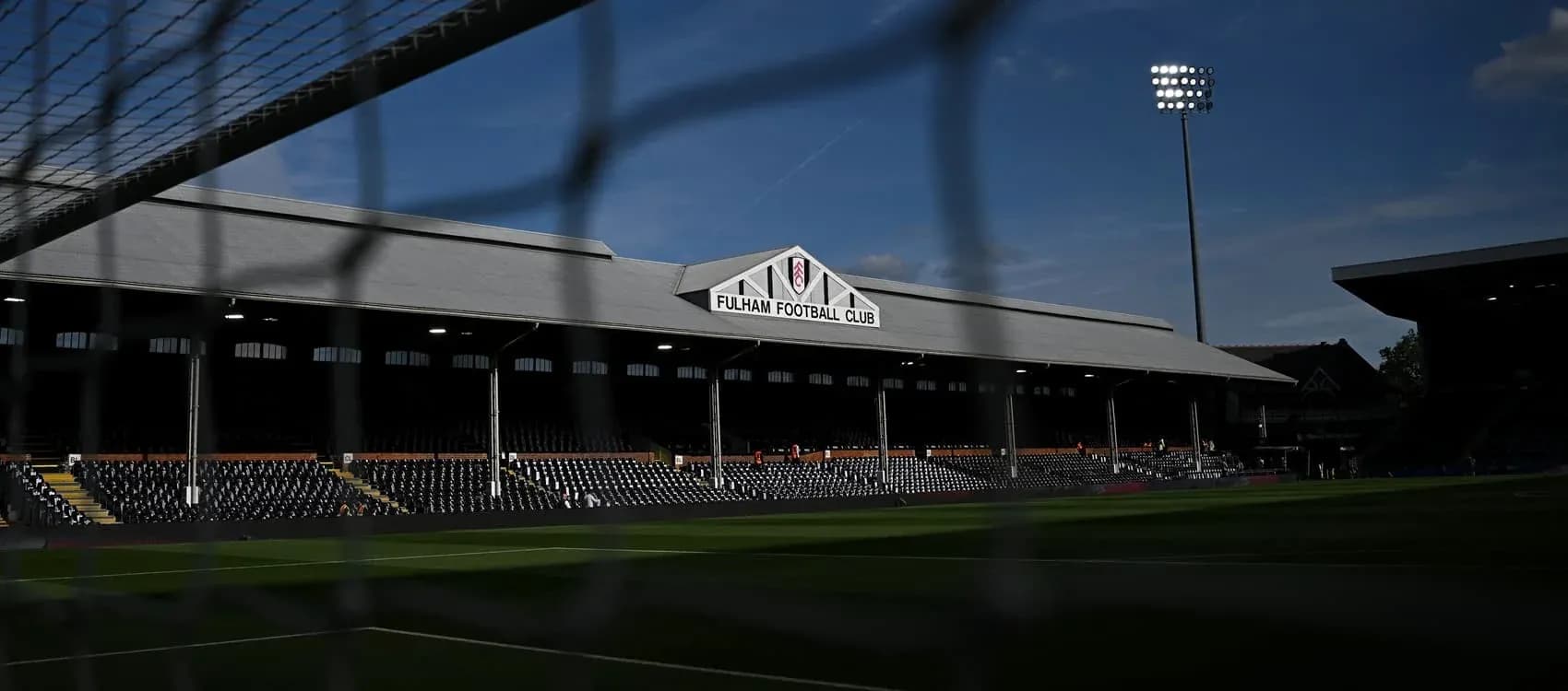 Estadio de Fulham con gradas vacías y portería