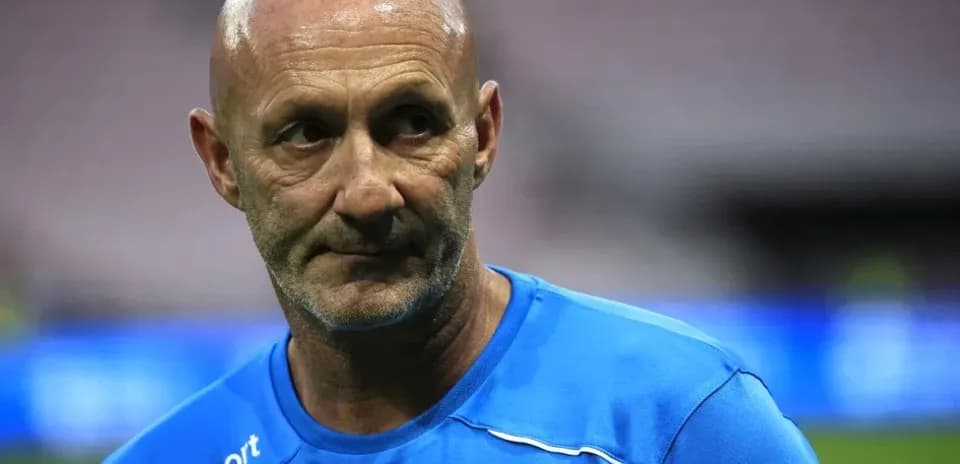 Entrenador en campo de fútbol durante partido