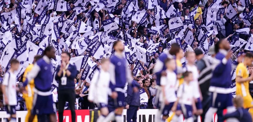 Aficionados de Tottenham con banderas en el estadio