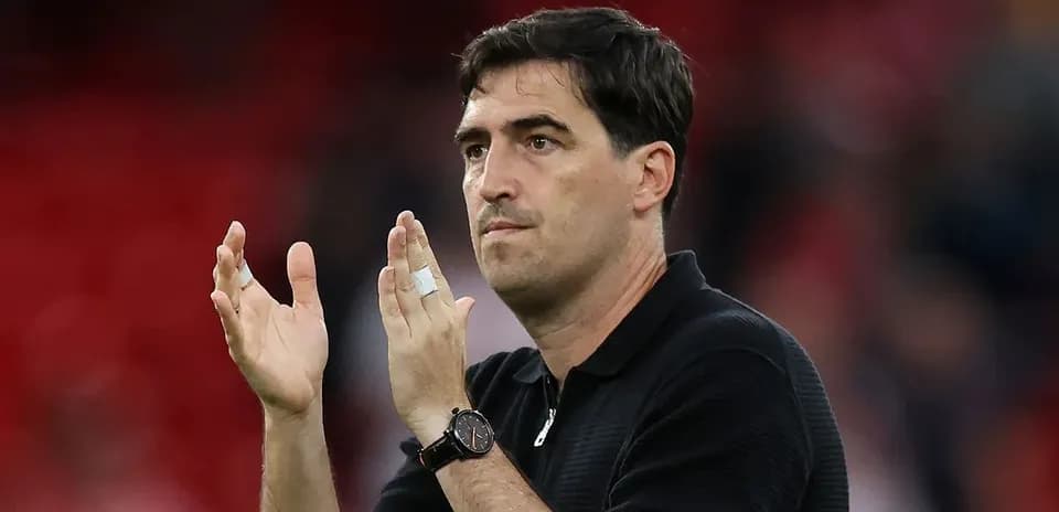 Entrenador aplaudiendo tras el partido en el estadio