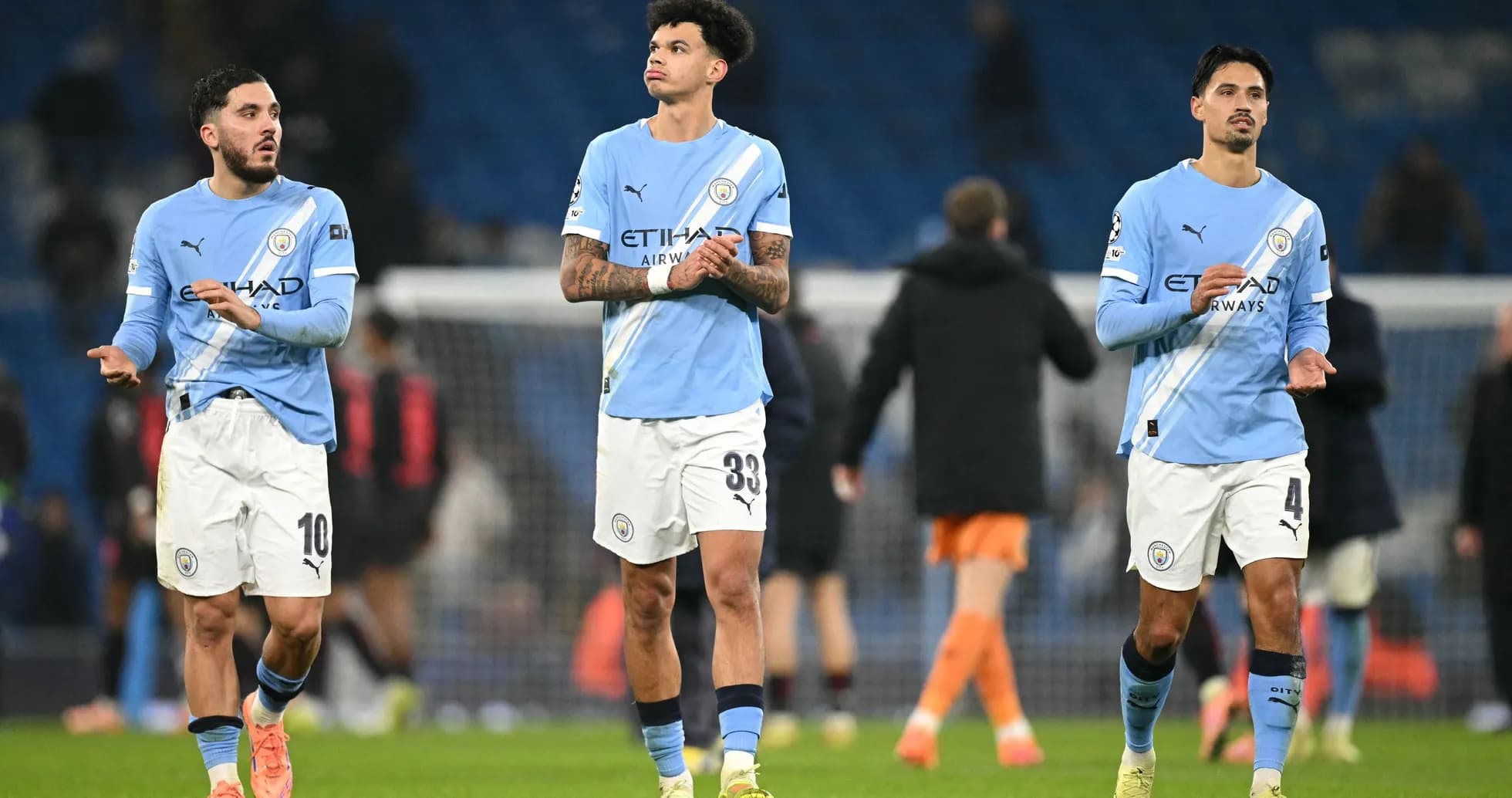 Tres jugadores de Manchester City caminando tras el partido