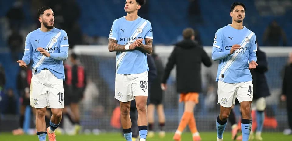Tres jugadores de Manchester City caminando tras el partido