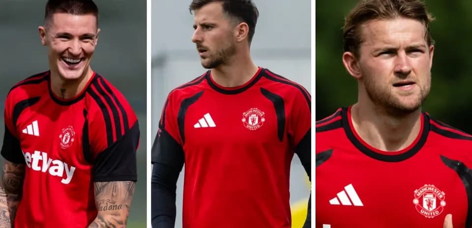 Jugadores de Manchester United entrenando en camisetas rojas
