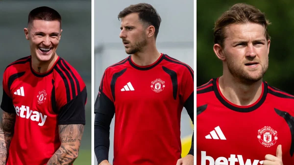 Jugadores de Manchester United entrenando en camisetas rojas