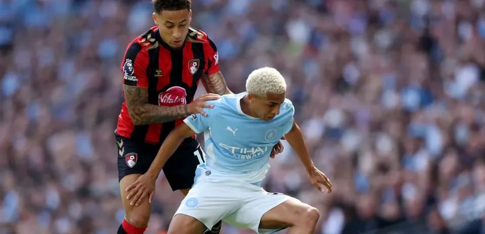 Jugador de Bournemouth defendiendo a jugador de Manchester City