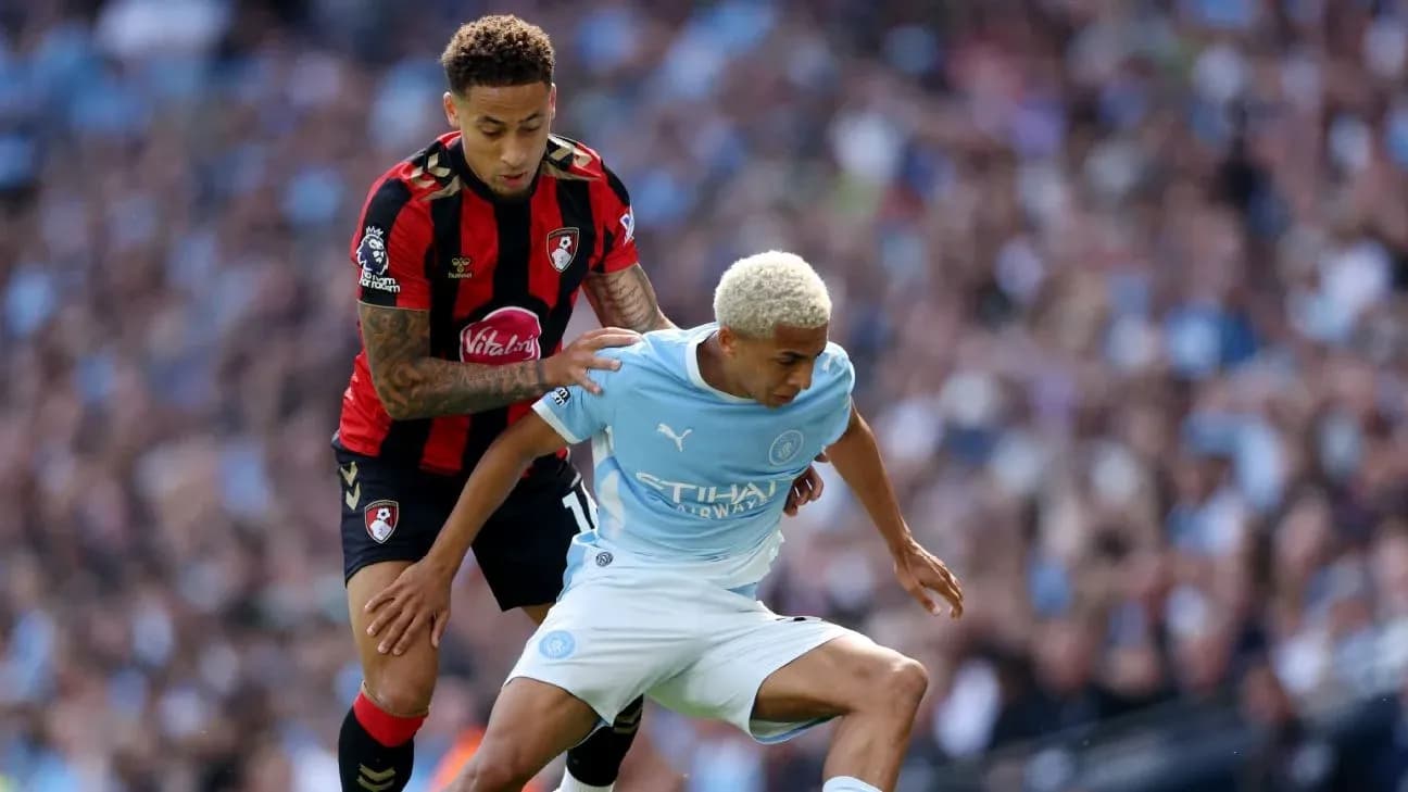 Jugador de Bournemouth defendiendo a jugador de Manchester City
