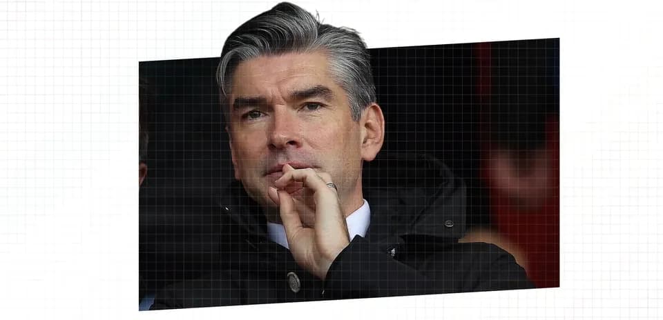 Hombre en la grada observando un partido de fútbol