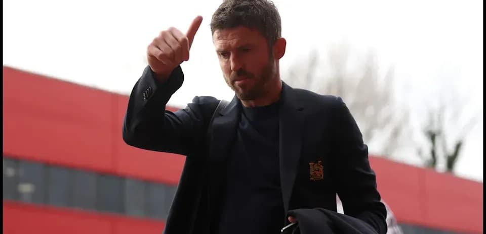 Entrenador saludando con pulgar hacia arriba