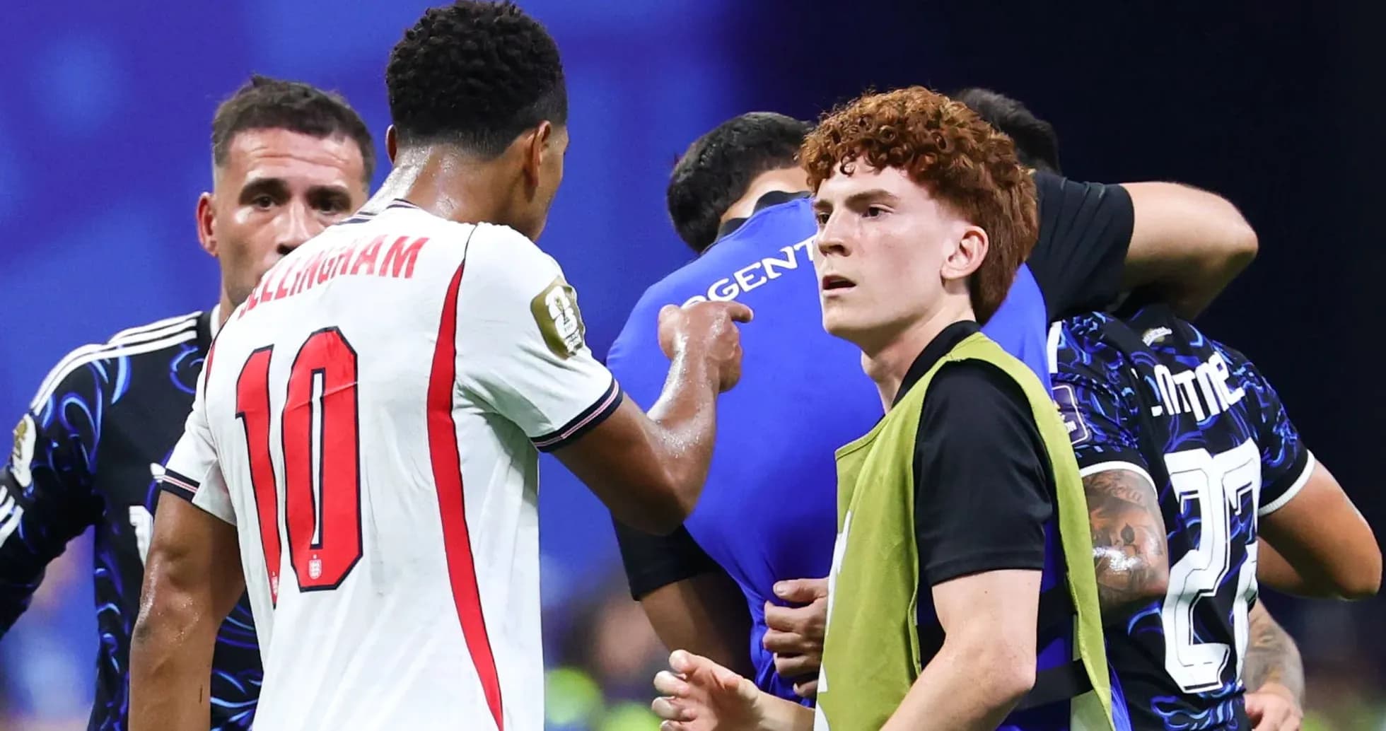 Jugadores de Inglaterra interactuando en el campo