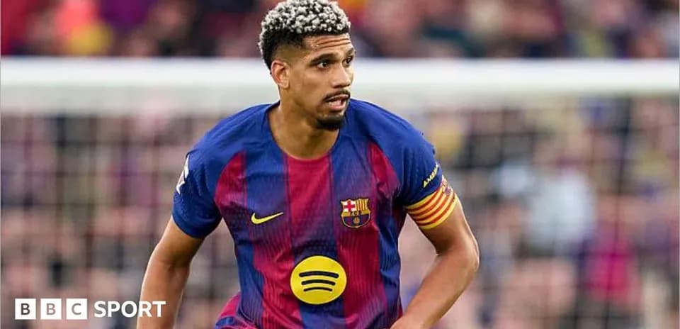Jugador de FC Barcelona corriendo en el campo