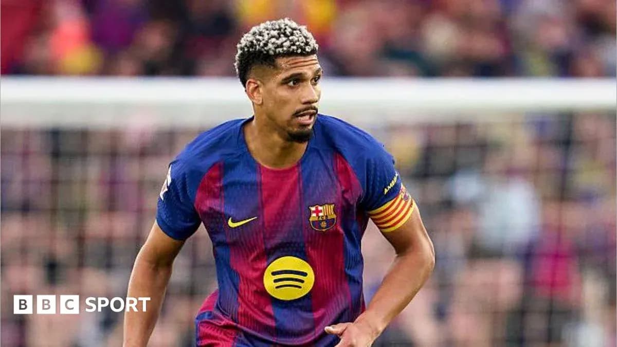 Jugador de FC Barcelona corriendo en el campo