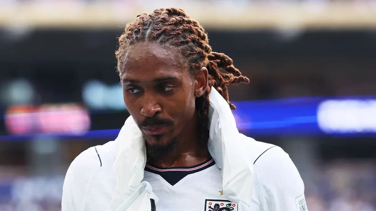 Jugador con cabello trenzado saliendo del campo