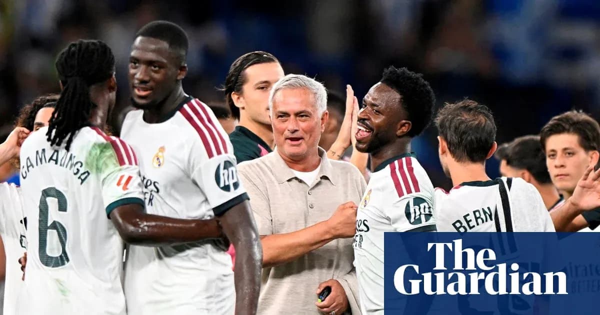 Jugadores del Real Madrid celebrando con su entrenador