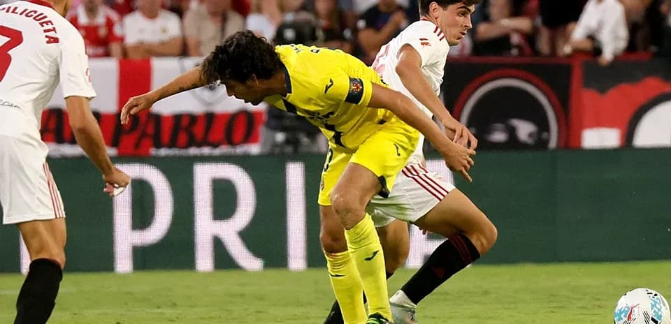 Dos jugadores compitiendo por el balón en La Liga