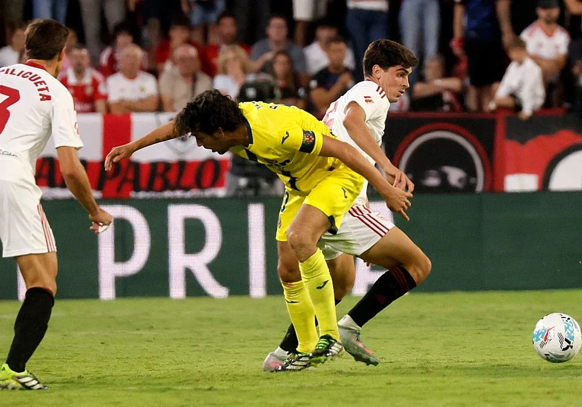 Dos jugadores compitiendo por el balón en La Liga