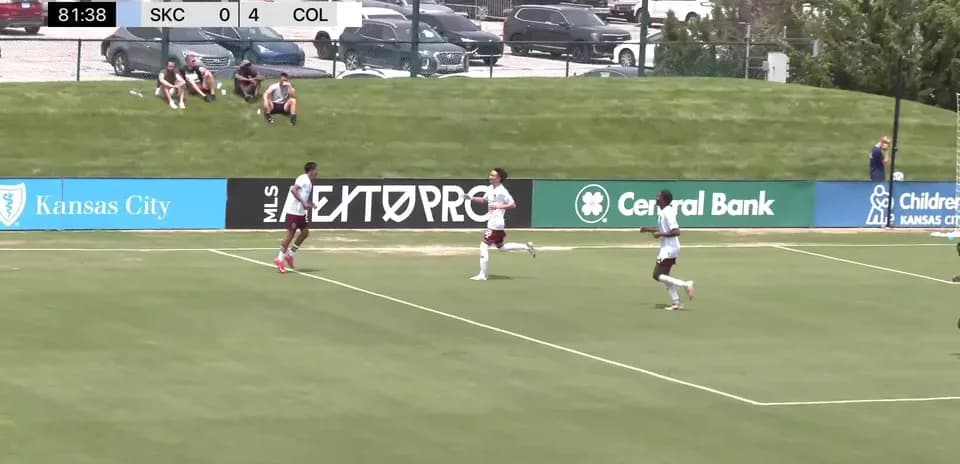 Jugadores celebrando un gol durante el partido