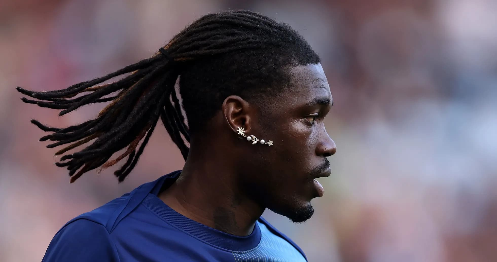 Jugador con trenzas y aretes en el oído