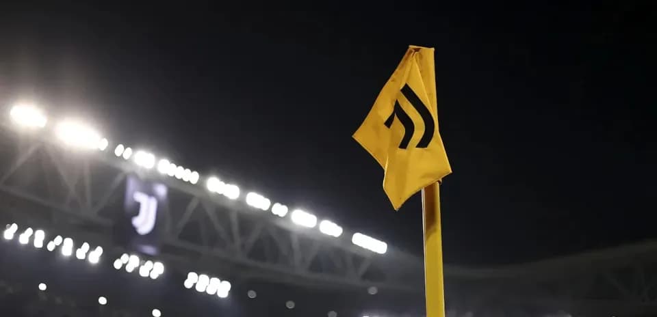 Esquina amarilla con logo de Juventus en estadio