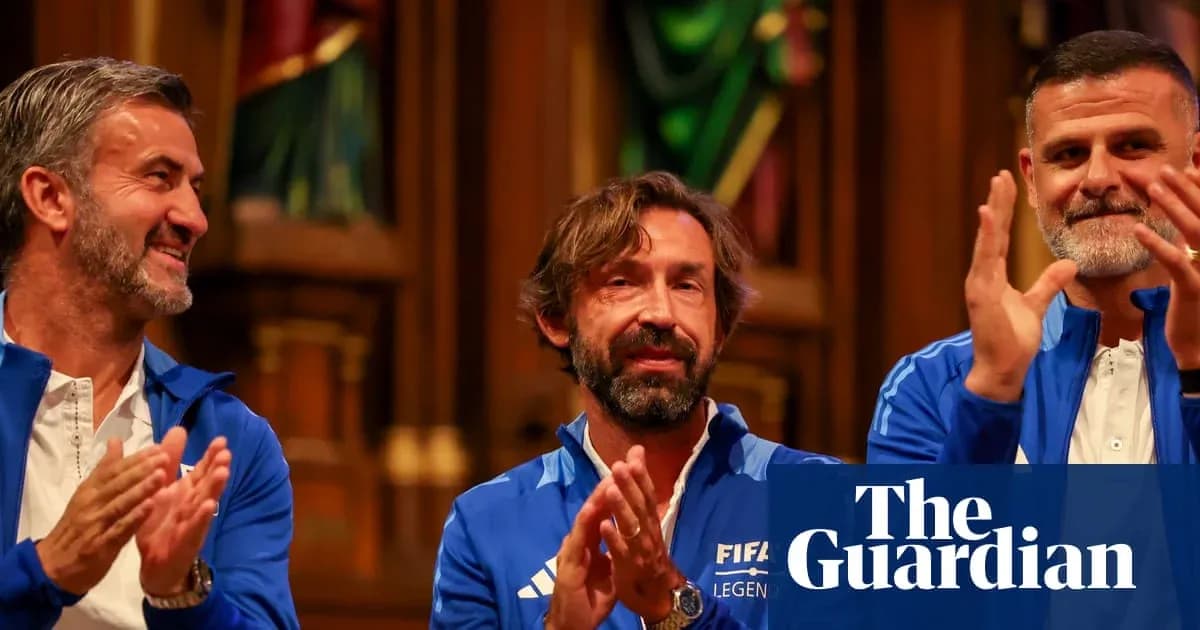 Tres hombres aplaudiendo en un evento de FIFA