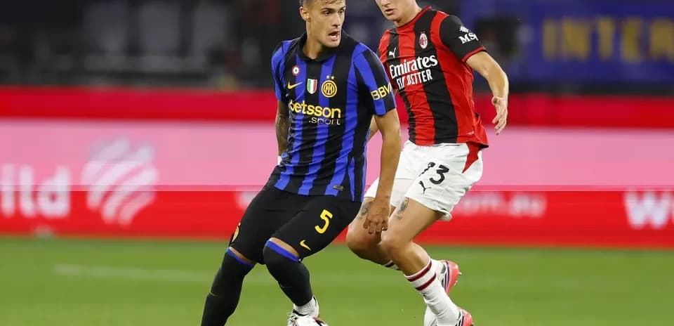 Jugador de Inter y AC Milan compiten por el balón