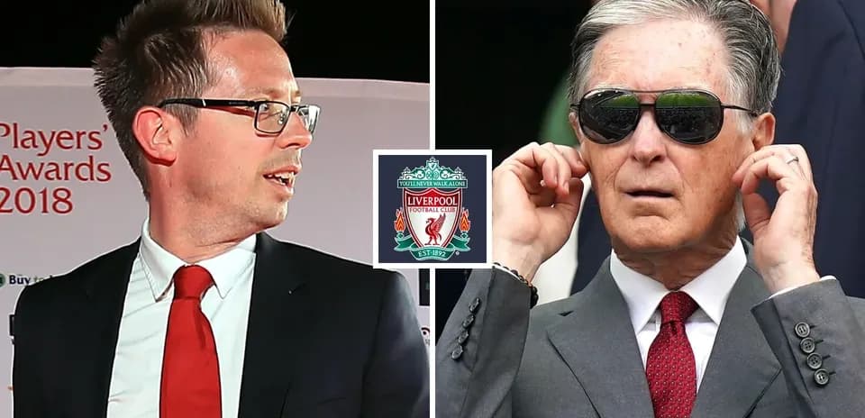 Dos hombres en evento de Liverpool con logo del club