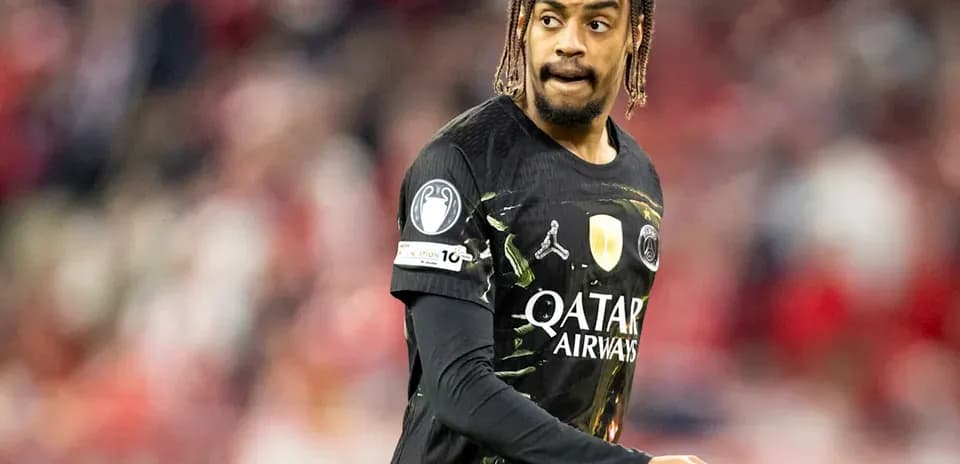 Jugador de fútbol con camiseta negra en el campo
