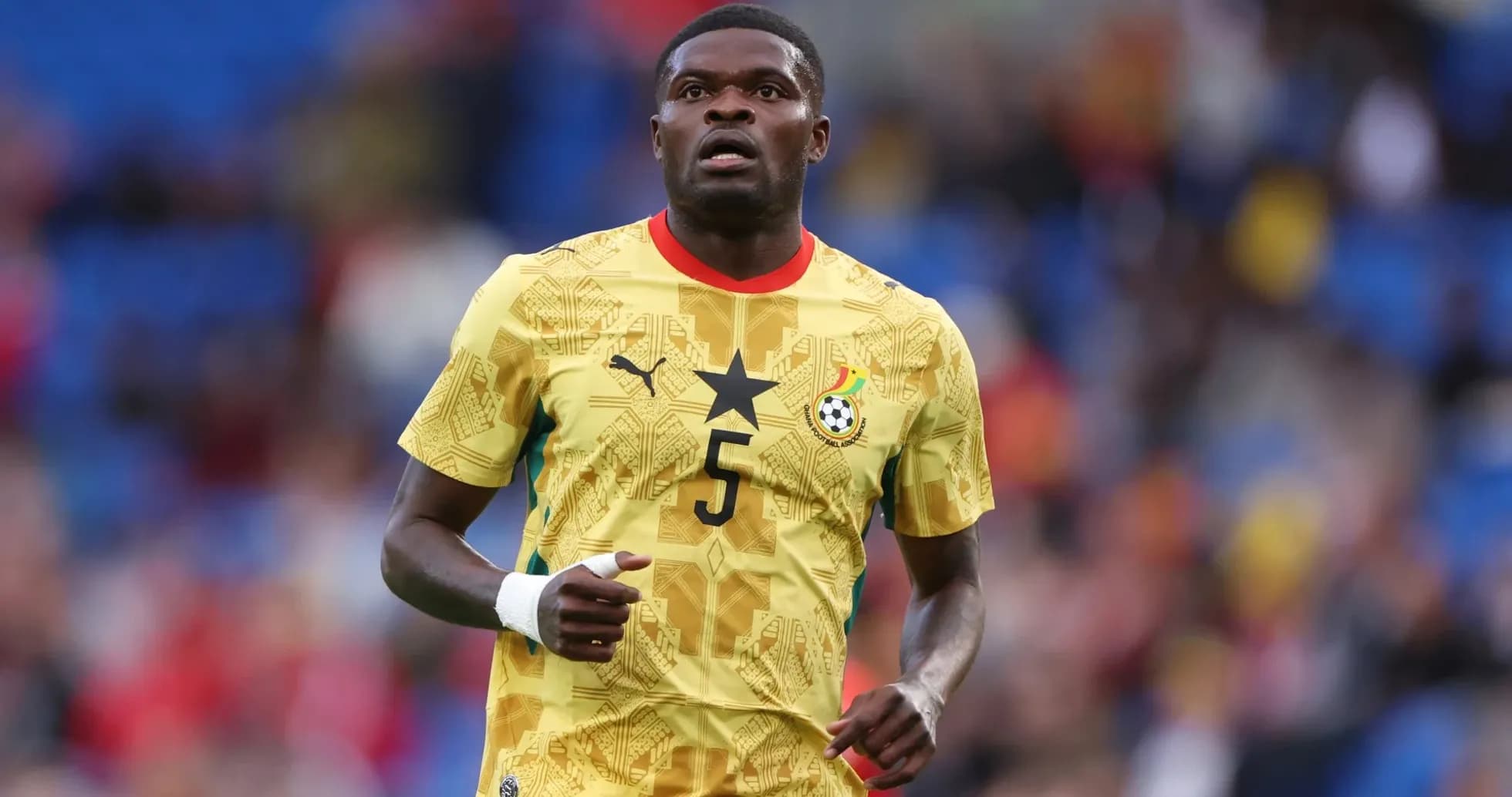 Jugador de Ghana corriendo en partido de fútbol
