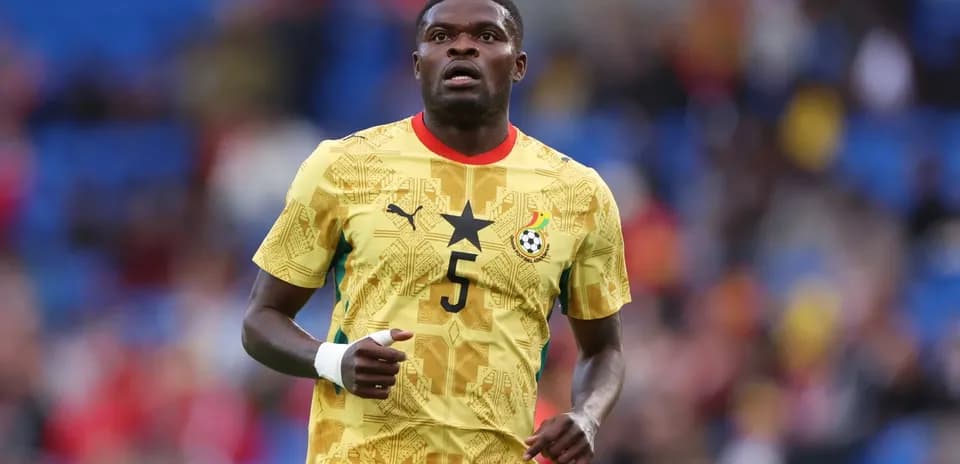 Jugador de Ghana corriendo en partido de fútbol