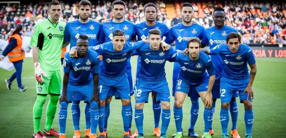 Jugadores de Getafe posando en el campo