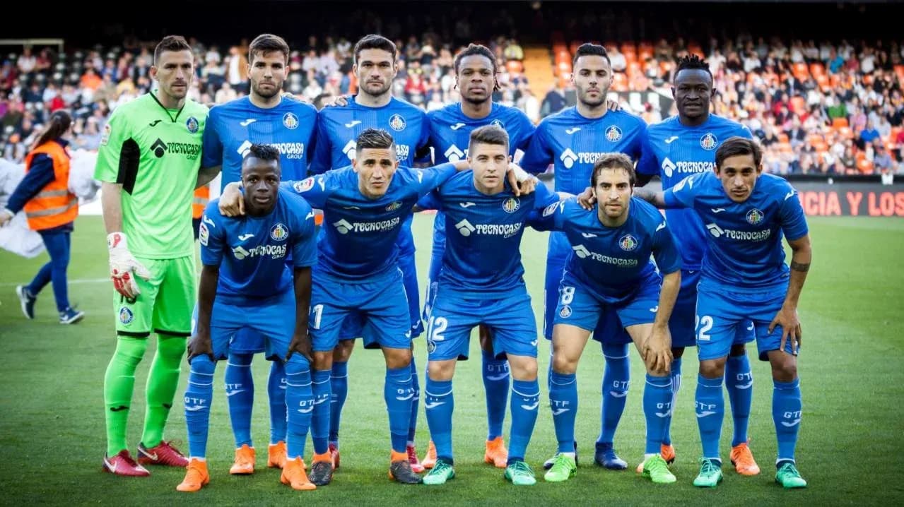 Jugadores de Getafe posando en el campo