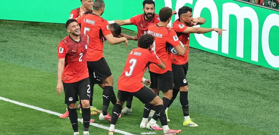 Jugadores de Egipto celebrando un gol en el partido