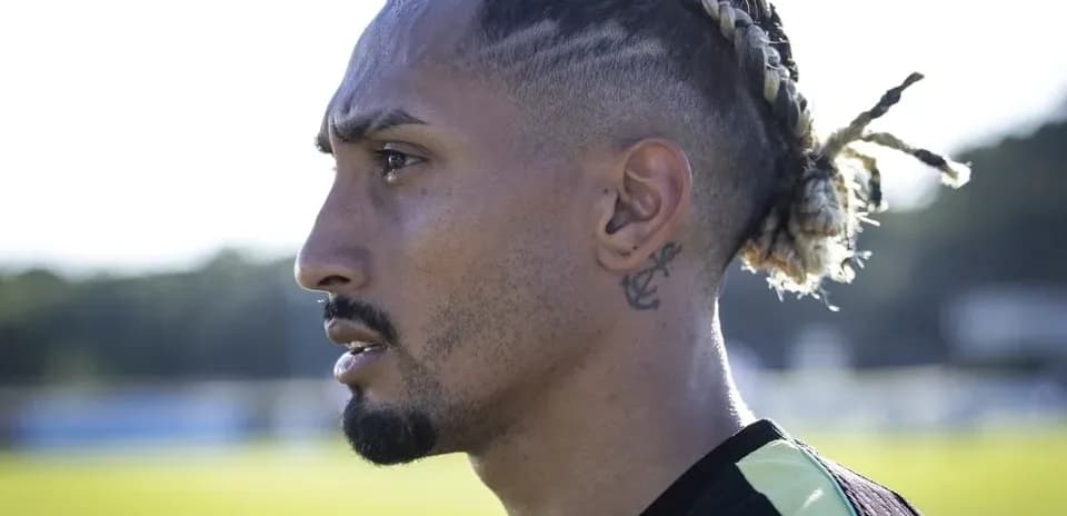 Jugador mirando hacia un lado durante entrenamiento