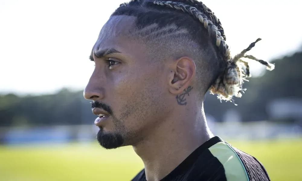 Jugador mirando hacia un lado durante entrenamiento