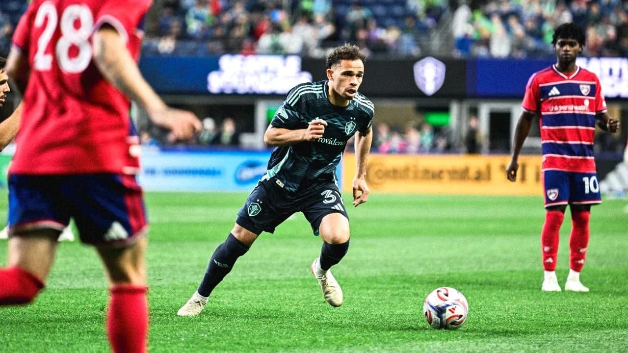 Jugador del Seattle Sounders en acción durante el partido