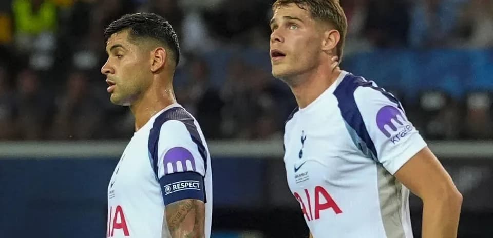 Dos jugadores de Tottenham mirando hacia arriba