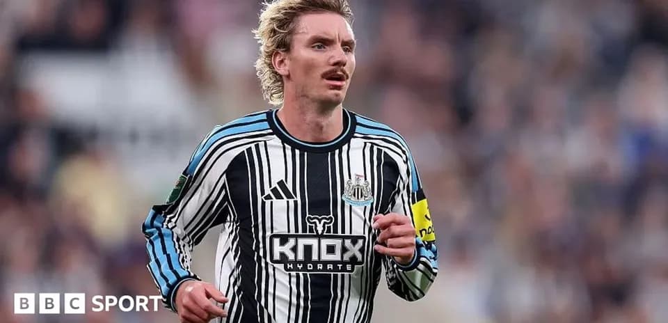Jugador de Newcastle corriendo en el campo de juego