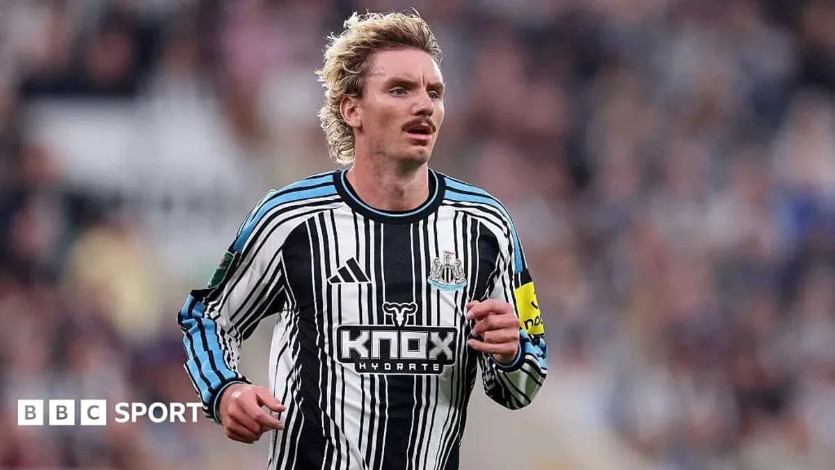Jugador de Newcastle corriendo en el campo de juego