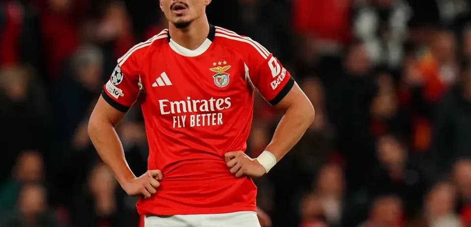 Jugador de Benfica en partido con camiseta roja