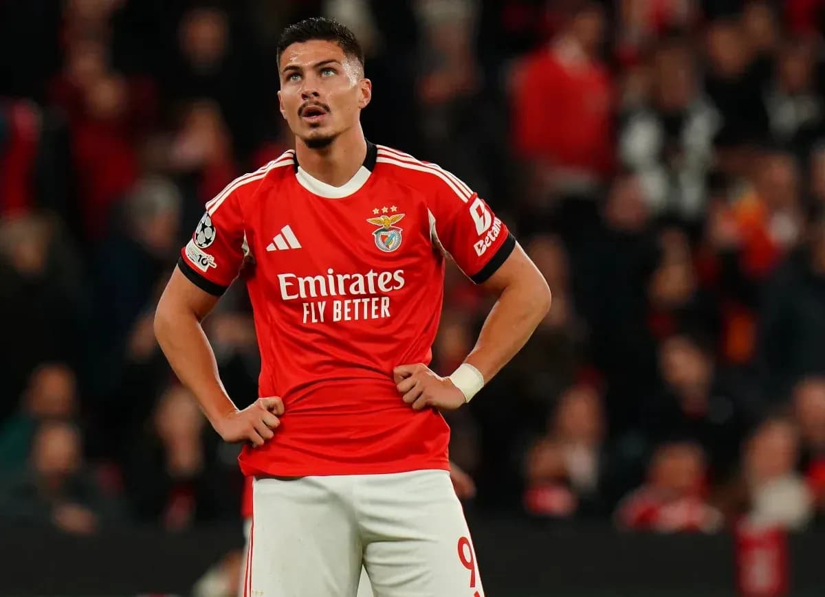 Jugador de Benfica en partido con camiseta roja