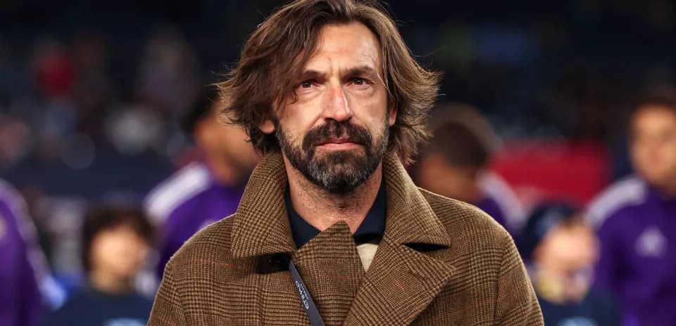 Entrenador en el campo durante el partido