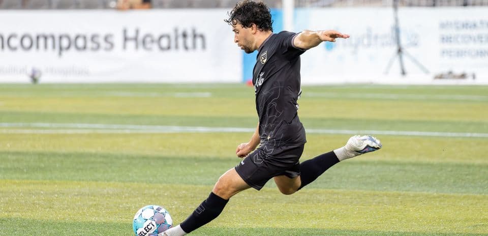 Jugador pateando un balón durante un partido
