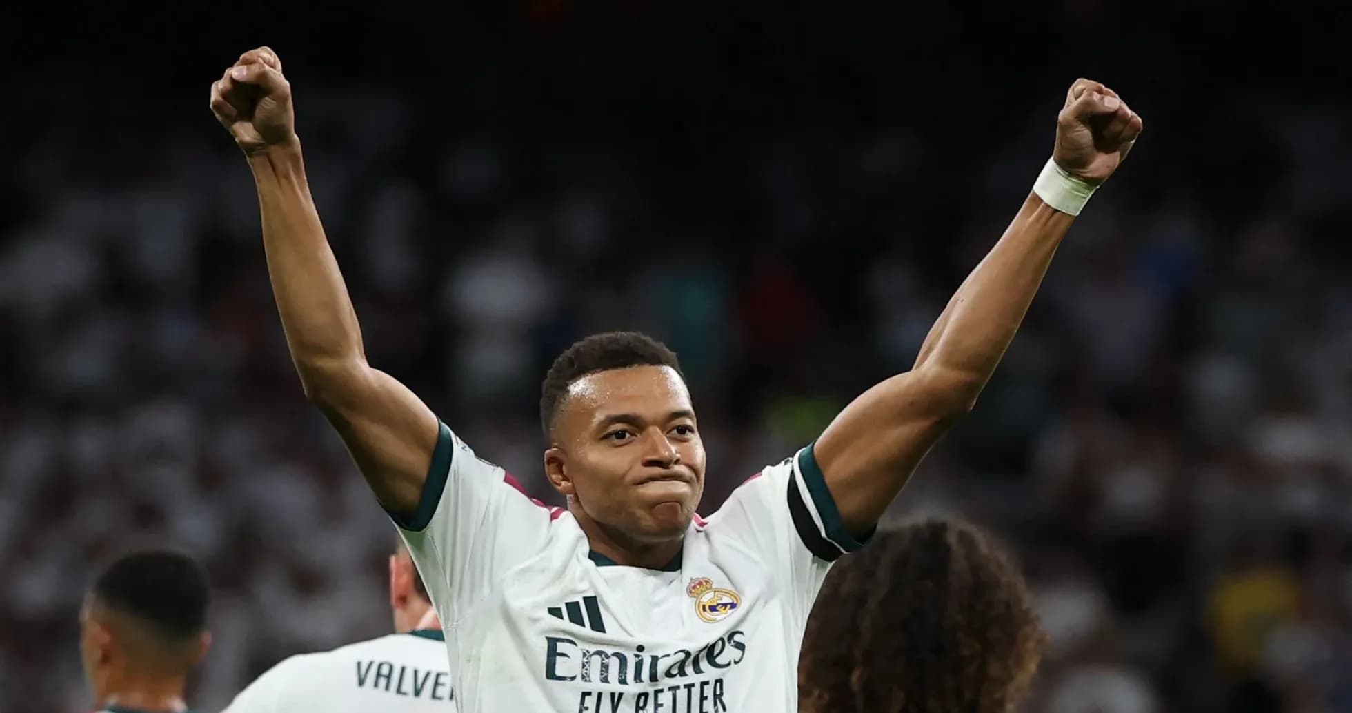 Jugador celebrando con los brazos en alto