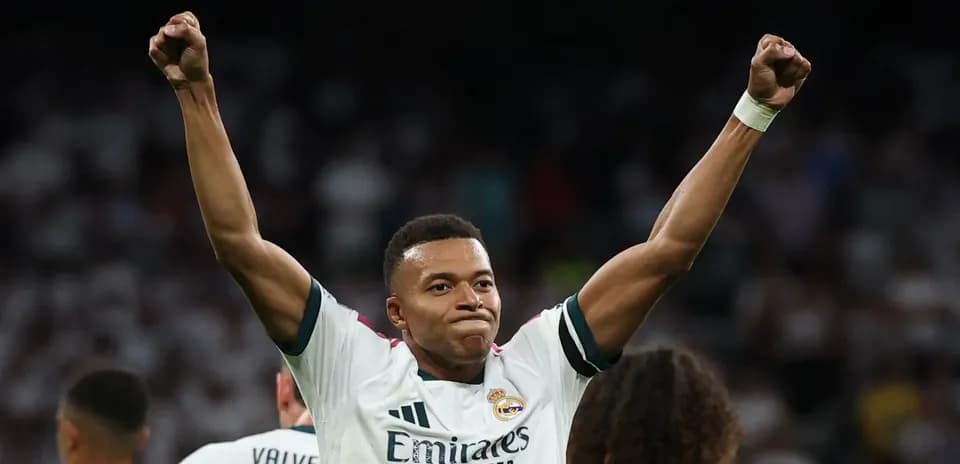 Jugador celebrando con los brazos en alto