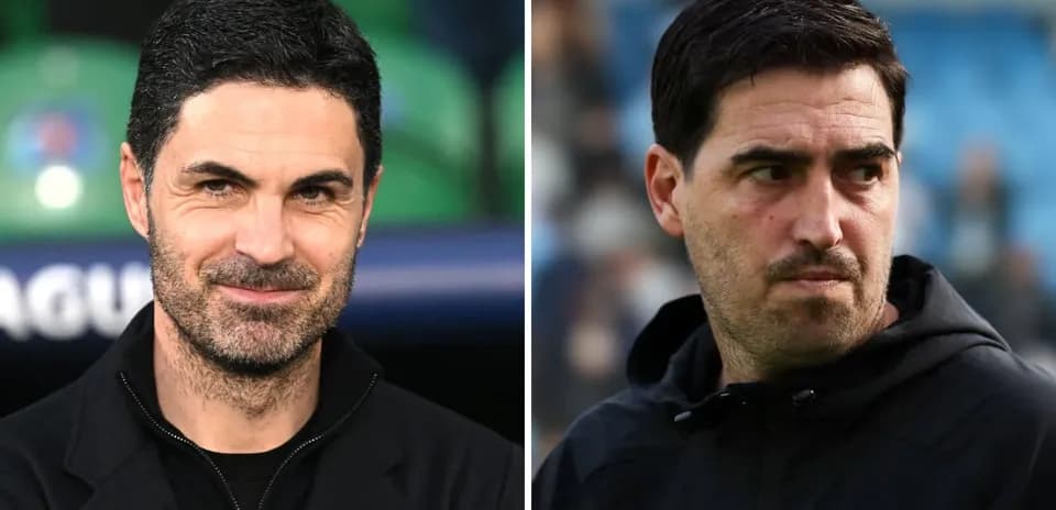 Entrenadores de fútbol en banquillo antes del partido