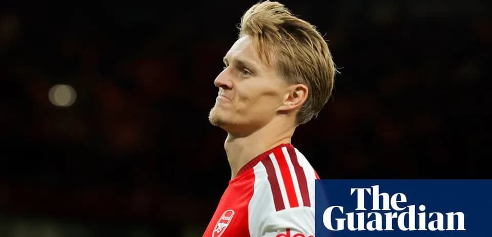 Jugador de Arsenal mirando hacia el lado en el campo
