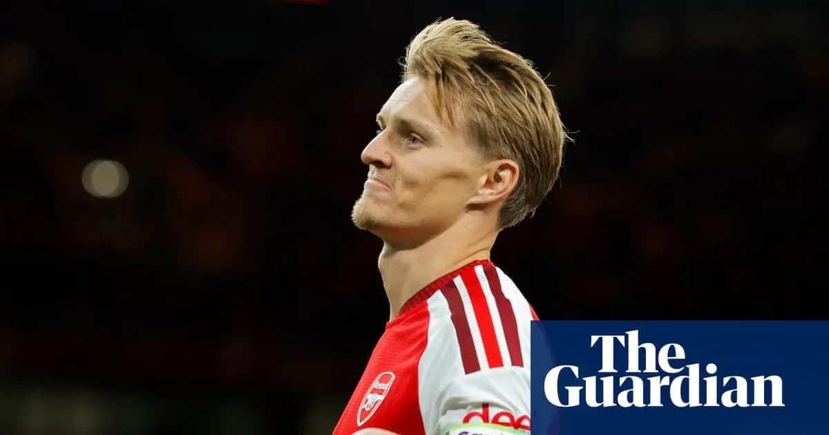 Jugador de Arsenal mirando hacia el lado en el campo